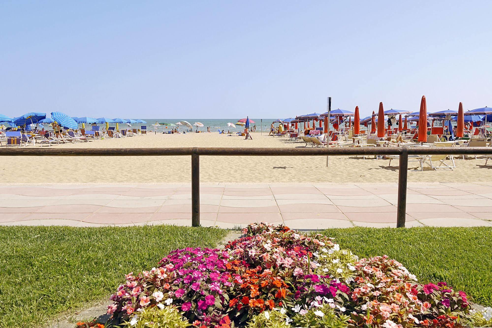 Hotel La Brezza Frontemare Lido di Jesolo Exteriör bild